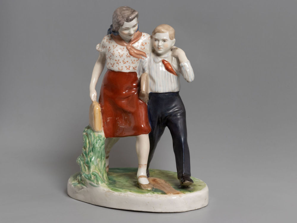 Авт. Рыжов К.С. &laquo;По пути в школу&raquo; (Пионеры). Статуэтка. Фарфор. ЛФЗ. 1936-1945-е гг. Размер: 