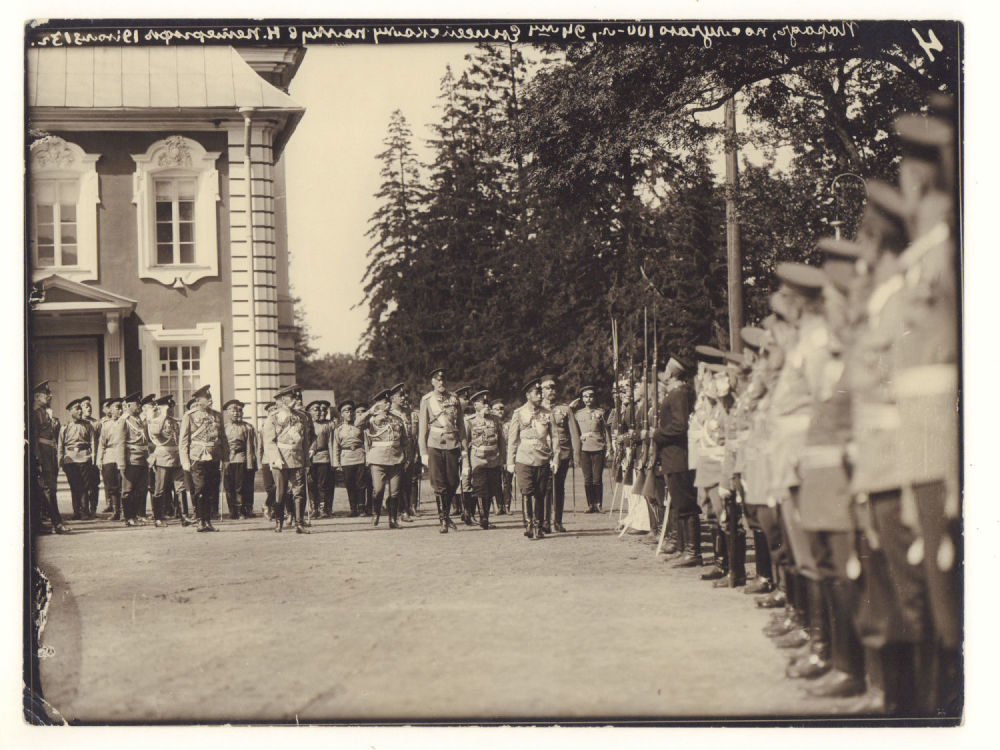 Николай II и Вел. кн. Николай Николаевич с военноначальниками на параде в честь 100-летия 94-го 