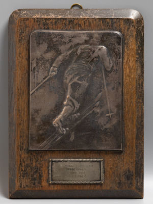 Плакетка. Награда лыжника на соревнованиях в Гриндевальде. Дерево, металл. Произв. Huguenin. 