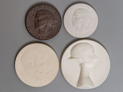 Медали фарфоровые: Карло Росси, Яблочкина И.Ю, Вера Мухина. Фарфор (4 штуки) 1970-е гг. 1. Вера 