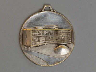 Медаль в честь открытия штаб-квартиры коммунистической партии Франции 1971 г. Диаметр 35 мм. 