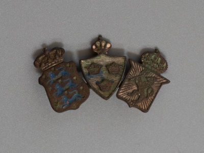 Знак. 3 герба: Эстония, Швеция и Финляндия. Начало ХХ в. Размер 35х20 мм. Бронза. Следы 