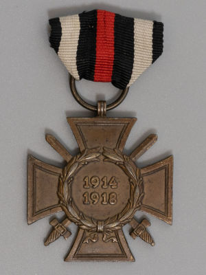 Медаль. Почетный крест ПМВ 1914-1918 гг. с лентой. Германия. Размер 42х38 мм. Производитель "L. 