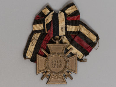 Медаль. Почетный крест ПМВ 1914-18 с лентой и бантом. Размер 41х38 мм. Производитель "N&amp;H". 