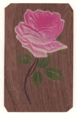 Красная роза. Цветная тисненая инкрустированная открытка на деревянном шпоне. Начало ХХв. 3642 