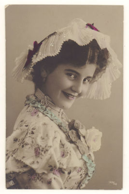 Женская головка. Мода. Шляпка. Украшения. Цветная фотооткрытка. Начало ХХв. 3653 439/40. 