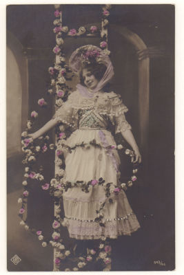 Дама на цветочной лестнице. Мода. Наряд Шляпка. Цветная фотооткрытка. Начало ХХв. 3657 543/44. 