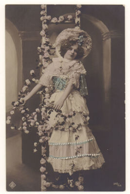 Дама на цветочной лестнице. Мода. Наряд. Шляпка. Цветная фотооткрытка. Начало ХХв. 3658 543/44. 
