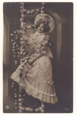 Дама на цветочной лестнице. Мода. Наряд. Шляпка. Цветная фотооткрытка. Начало ХХв. 3660 543/44. 