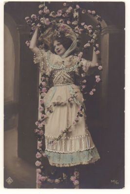 Дама на цветочной лестнице. Мода. Наряд. Шляпка. Цветная фотооткрытка. Начало ХХв. 3661 543/44. 