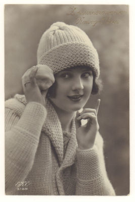 Девушка со снежком. Мода. Наряд. Довоенная польская новогодняя фотооткрытка. 3666 ЕКС 3169. 