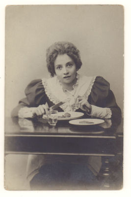 Комиссаржевская за едой. Открытка. Начало ХХв. 3708 Размеры 8,9х13,9 см. Надписана. Уголки 