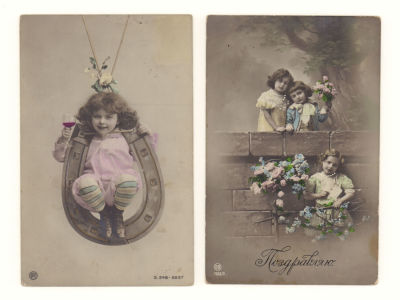 Поздравляю! Дети. 2 Открытки. Начало ХХ в. 2 шт. Размер 8.5х13.5 см. 
Потертости. Загрязнения. 