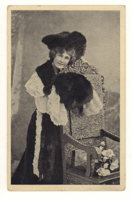 Женская фигура. Мода. Наряд. Шляпка. Мебель. Открытка. Начало ХХ в. П-13 424. Размеры 13,9х8,9 