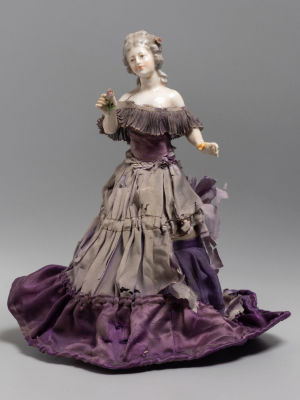 Кукла. Викторианский стиль. Танцовщица с розой. Пластик. ХХ в. Высота 25 см. 
Платье ветхое 