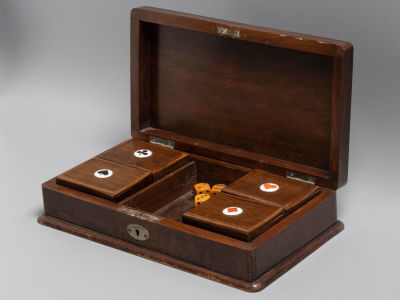 Шкатулка для игральных карт с игрой &laquo;Блошки в плошке&raquo; Дерево, резьба, фишки тонированная кость. 