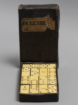 [Слуцкая школа-интернат] Домино. В родном чехле. Дерево, пластик. Ленгороно. Слуцк (Павловск) 