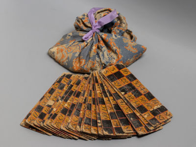 [XIX в.] Семейная игра "Лото". Фишки слоновая кость. Таблички в стиле лаковой миниатюры на 