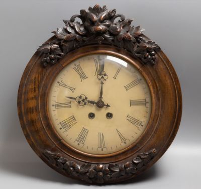 Часы настенные с боем. Резьба по дереву, целлулоидный циферблат. Германия. Кон. XIX в. С 