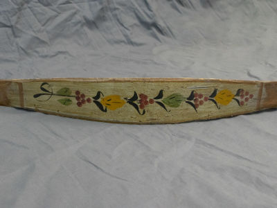 Коромысло. Роспись узор &laquo;рябина&raquo;. Дерево, роспись, металл. Штамп на внутренней стороне. Нач. ХХ в. 