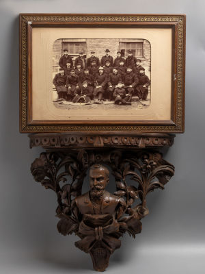 Полка с горельефом композитора А.М. Римского-Корсакова работы мастеров лесопромышленника М.П. 