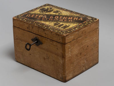 Шкатулка (чайная коробка). Сыновей Петра Боткина. С ключом. Дерево. Нач. ХХ в. Размер 9,4х13 