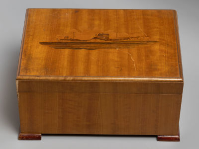 Шкатулка с кораблем. Дерево, маркетри. 1960-е гг. Размер 11х21х15 см. 
Потертости, царапины. 