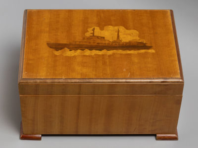 Шкатулка с кораблем. Дерево, маркетри. 1960-е гг. . Размер 11х21х15 см. 
Общие потертости 