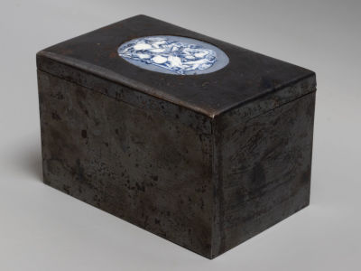 [Тульская сталь] Шкатулка. Батальная сцена на крышке. Металл, эмаль. Подпись автора. 1886 г. Раз 