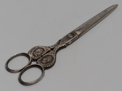 Ножницы. Металл, чернение. В чехле. Кон. XIX – нач. ХХ в. Длина 17,5 см. 
Следы бытования. 