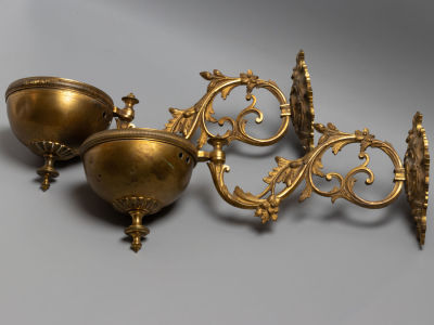 Парные бра под керосиновую лампу. Бронза, латунь, золочение. Кон. XIX – нач. ХХ в. Размеры: 11 
