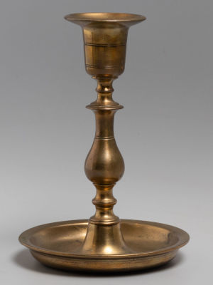 Подсвечник на одну свечу. Бронза. Клеймо. Ф-ка Юдинъ. Нач. ХХ в. Размеры: высота 15 см. 