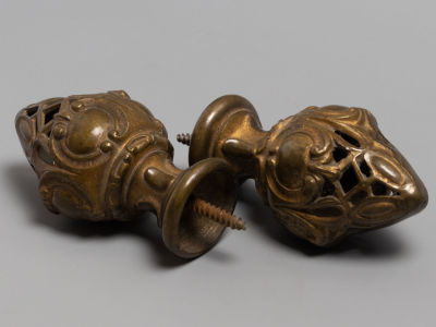 Дверные ручки (2 шт.) Латунь. Золочение. Кон. XIX – нач. ХХ в. Размеры: длина 9,5 см., диаметр 