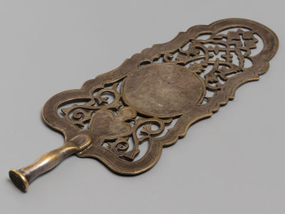 Лопатка. Латунь, посеребрение. Торг. дом. Морозов М.Е. СПб. Кон. XIX в. Размер 19х18 см. 
Ручка 