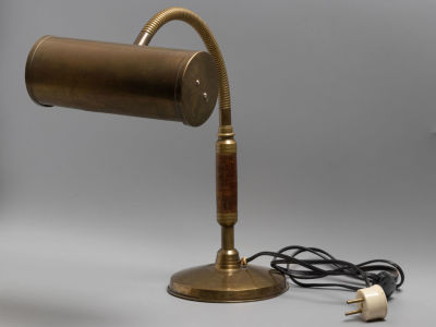 Настольная лампа, кабинетная. Дерево, латунь. На розетке. Нач. ХХ в. Размер высота 34,5 см. 