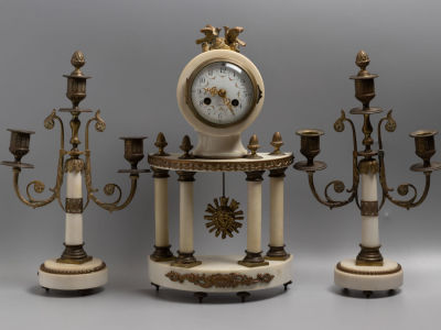 Каминные часы с двумя канделябрами. Вставки с растительным орнаментом. Камень, бронза. 