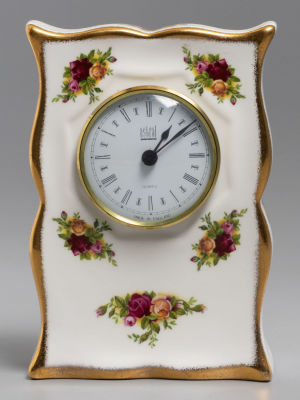 Часы настольные серии &laquo;Розы старой Англии&raquo;. Фарфор, деколь, золочение. Old Country Roses. Royal 