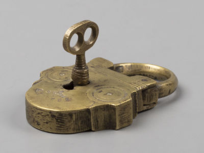 Замок с ключом. Латунь. З-д А. Карева. Нач. ХХ в. Размеры: замок 5,9х3,9х1 см., ключ длина 3 