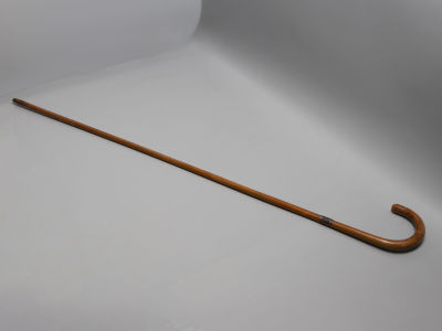 Трость с накладкой монограммой "ШВ". Серебро (по реактиву), дерево. Кон. XIX – нач. ХХ в. Длина 