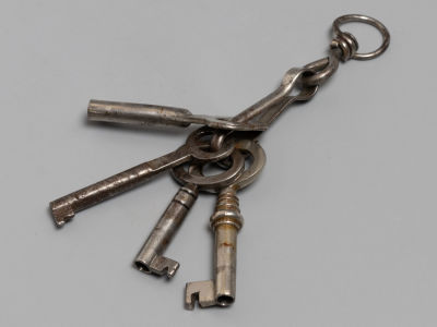 Набор ключей на карабине (4 шт.) Мебельные. Металл, ковка. Нач. ХХ в. Длина 5,8 см., 6 см., 5,5 