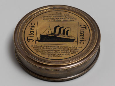 Титаник. Магнитный компас с изображением и текстом в память о погибшем корабле. ХХ в. Размер 