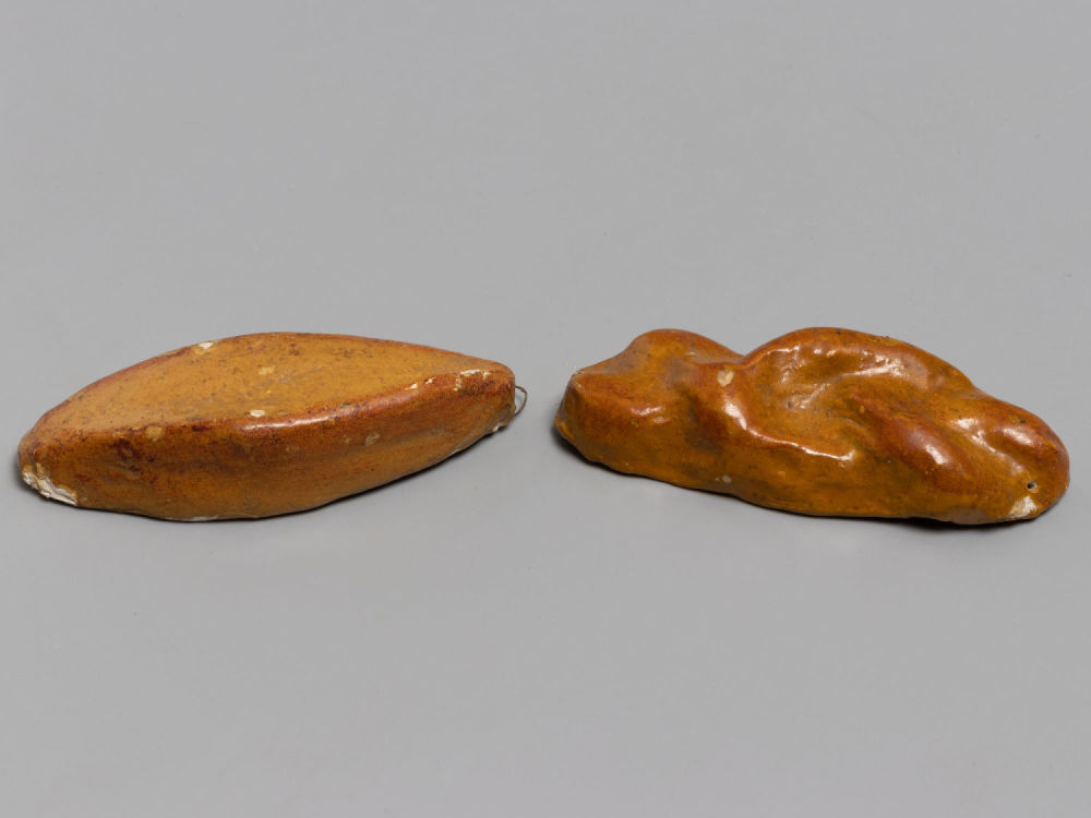 Елочные игрушки (2 шт.) Булки. Папье-маше. 1950-е гг. Размеры: 9х2х3,5 см., 9х3,3х2 см. 
Сколы 