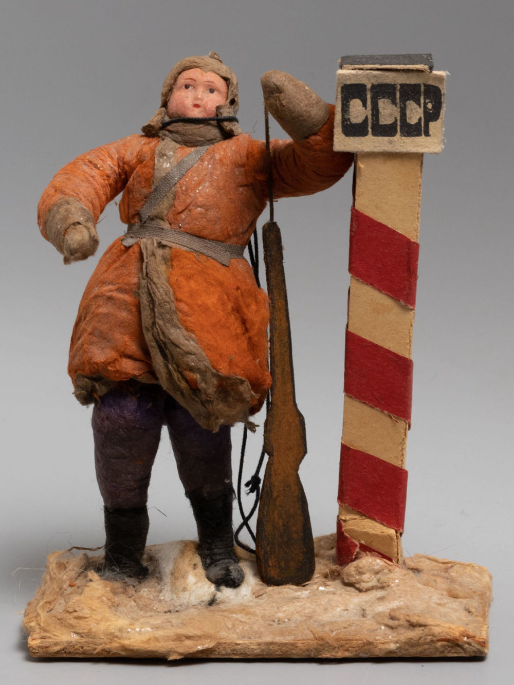 Елочная игрушка. Пограничник. Вата, папье-маше. 1930-е гг. Размер 14х11х7 см. 
Загрязнения. 