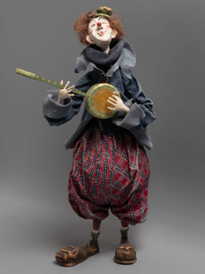 Кукла Музыкант. Папье-маше. 2000-е гг. Высота 36 см. 
Общие незначительные загрязнения. Трещины 