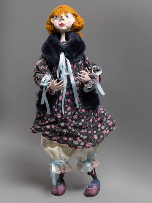 Авт. Скрипкина В. Кукла Рыжеволосая девушка. Папье-маше, пластик. 2000-е гг. Высота 39 см. 