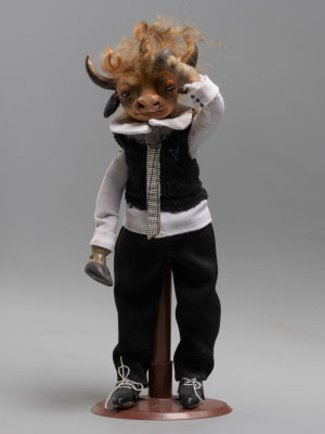 Авт. Скрипкина В. Кукла &laquo;Бык&raquo; Пластик, ткань, кожа. ХХ в. Размеры: высота 26 см., по основанию 