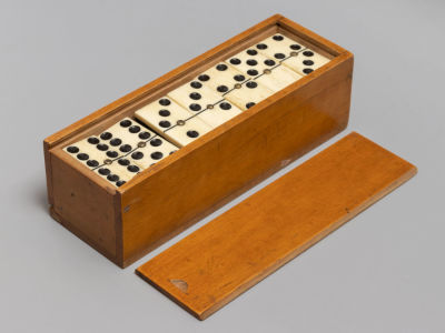 Домино. В родном футляре. Кость, черное дерево, латунь. Кон. XIX – нач. ХХ в. Размеры: футляр 5 
