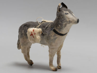 Елочная игрушка. Собака-санитар. Вата. 1950-е гг. Размер 8х10х3,5 см. 
Общая обтрепанность. 