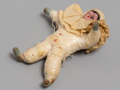 Елочная игрушка. Арлекин. Вата, папье-маше. СССР, 1930-1940-е гг. Размер 6,7х5х3 см. 