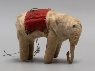 Елочная игрушка. Слон. Вата. Начало ХХ в. Размер 5х7,5х2,7 см. 
Загрязнения. Растрепанность.